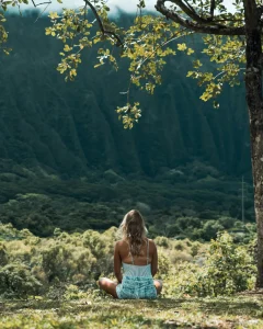 Mulher na prática de mindfullness no meio sa natureza, em artigo adnLIFE.pt sobre guia passo a passo de mindfullness